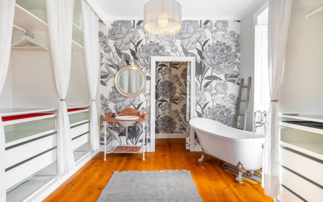 Luxurious Art Deco 3 Br