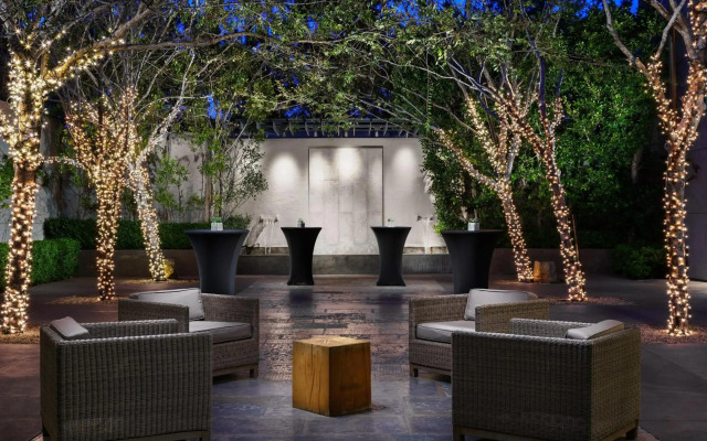 Luxe Sunset Boulevard Hotel