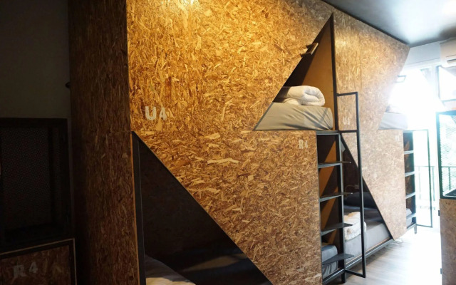 Rest Up Hostel At Nimmanhemin By Hjz