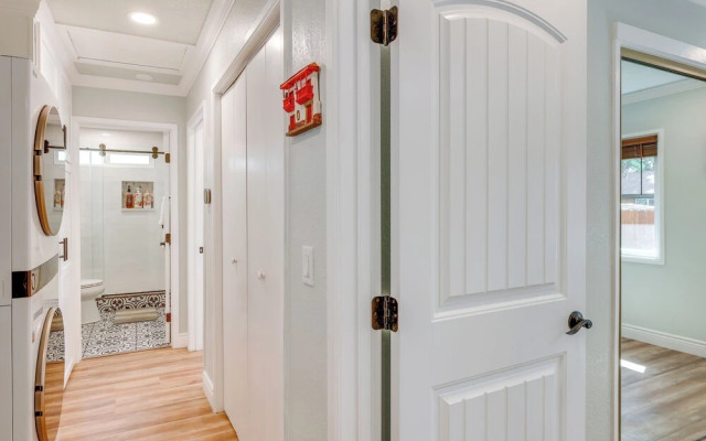 Near Slopes & Shores: Pet-friendly Sugarloaf Gem