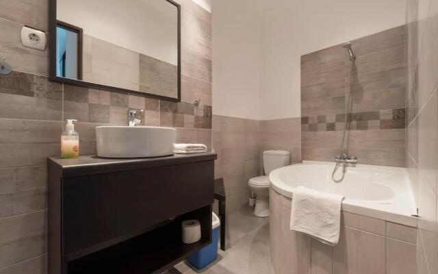 27 Shades of Green (4 bedroom 3 Bath Sunny Central)