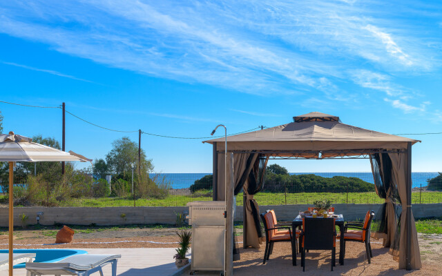 Gennadi Serenity House -beachfront Villa