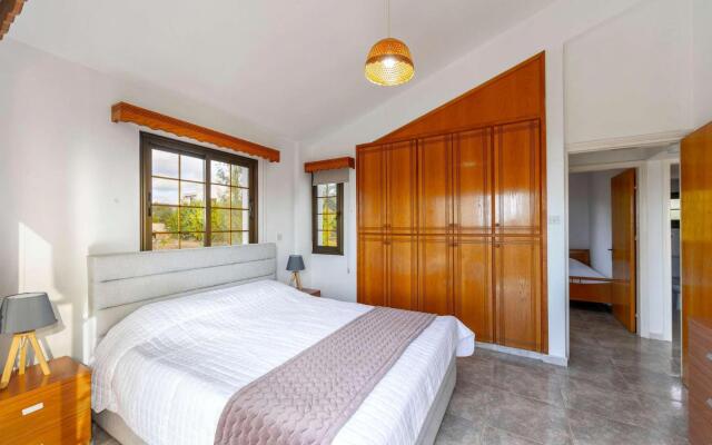 Villa Adonis Large Private Pool Walk to Beach