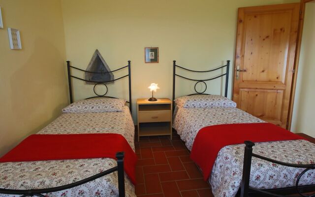 A Quaint Farmhouse in Paciano with Swimming Pool