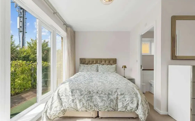 3-bed Greenhithe Retreat Garden Near Bluewater