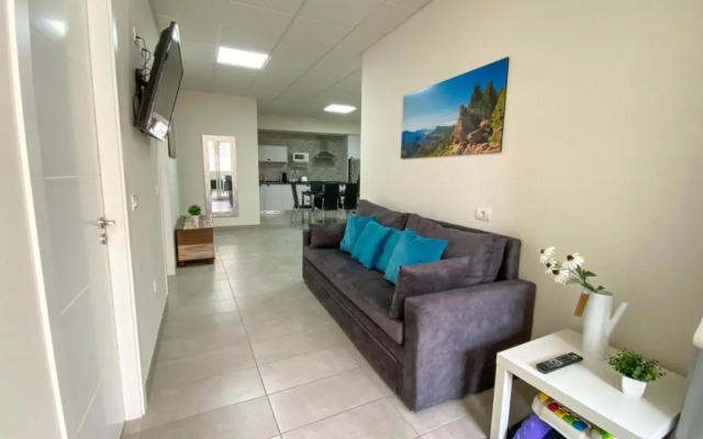 El Puente Holiday Home I- Airport 8,1K