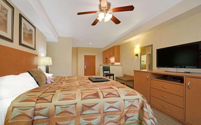 Super 8 by Wyndham Austin/Airport North
