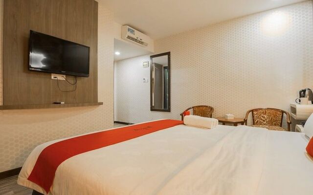 RedDoorz Plus near Mall Nagoya Hill Batam 3