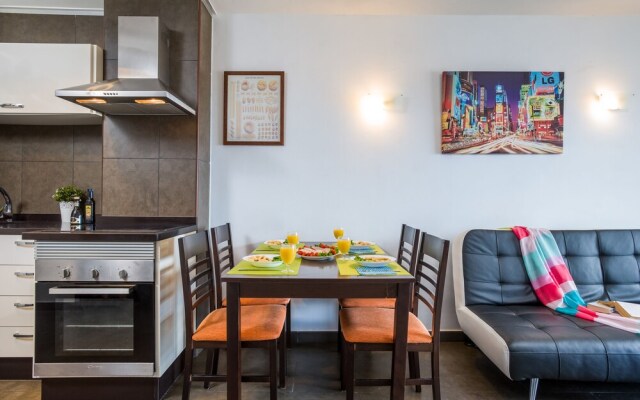 1020. Apartment with Fabulous View of las Americas!