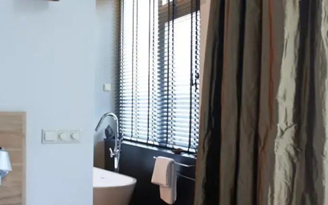 Suite 1888