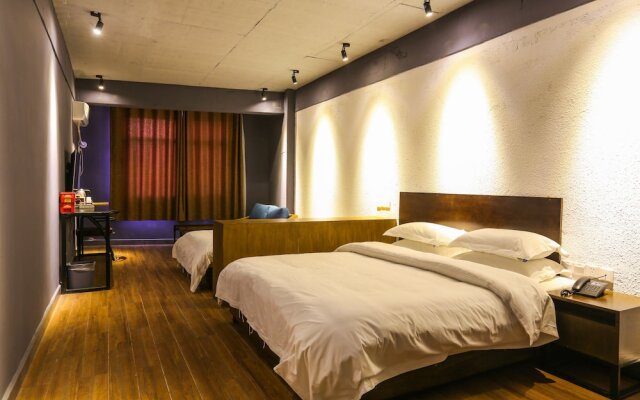 Comma Travel International Youth Hotel