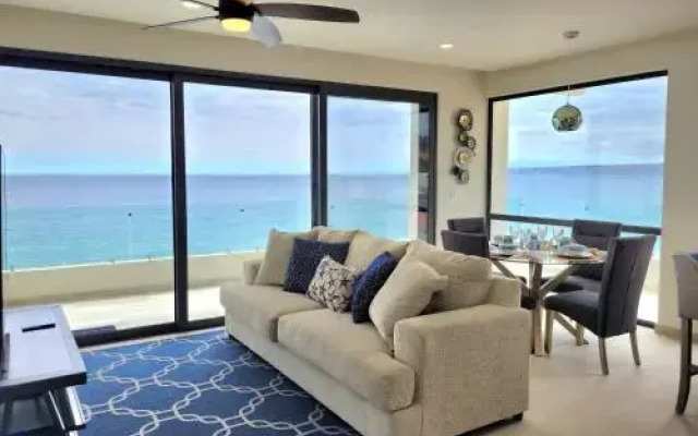 Beachfront Luxury Condo Pool Jacuzzi