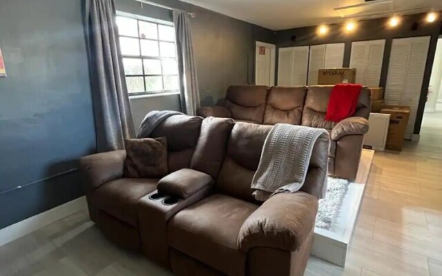 Great 3BR family house. Pool n Billiards