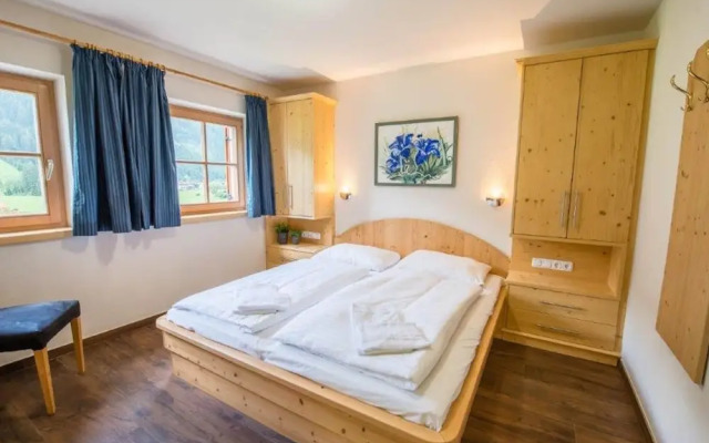 Cozy Chalet with 4 Bathrooms near Königsleiten