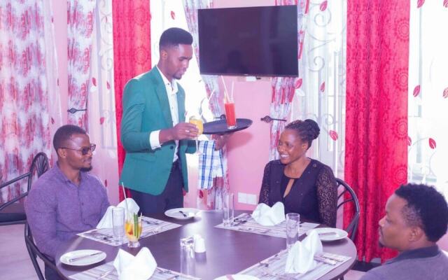 La'Tonna Safari Hotel