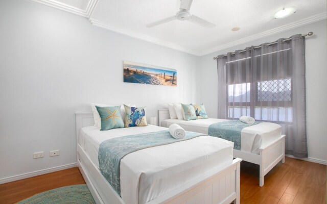 Belle Escapes - Chic City Apartment with Water Views