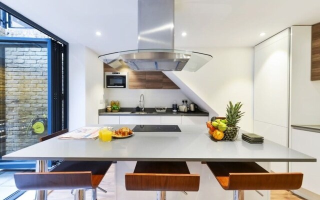 Hotel Style Penthouse Located Close to Central 8