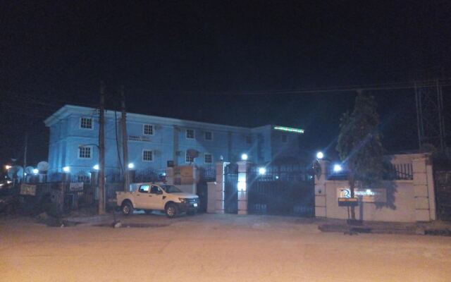 Roneks Royal Hotel & Suites