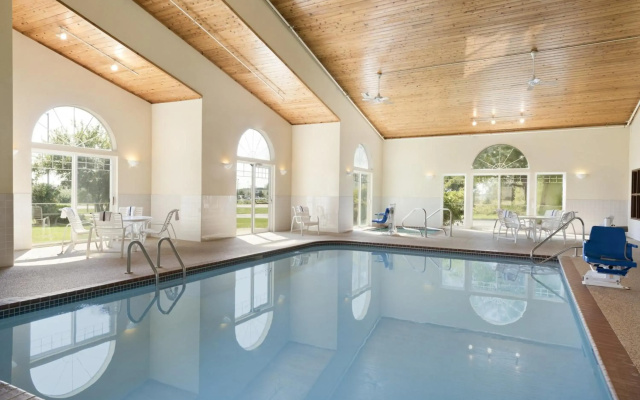 Country Inn & Suites by Radisson, Mason City, IA