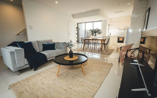 Blue Gum on First Ave - CBD Fringe, Wifi, Netflix