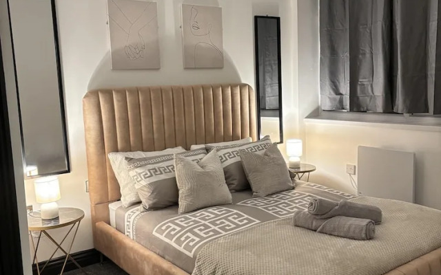 Stylish City Centre Apt- 25 Off Monthly Stays!