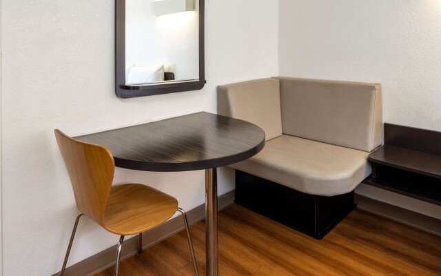 Motel 6 Santa Barbara, CA - State Street