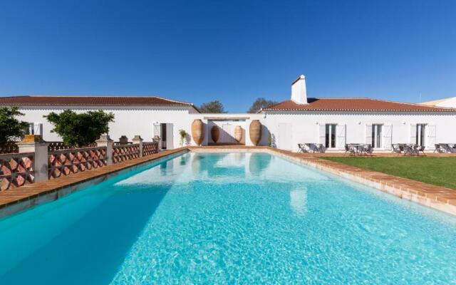 Cenoura-Brava Villas & Suites.