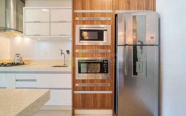 303M - Luxuoso apartamento poucos metros do mar em Bombas