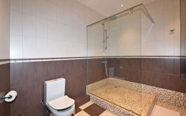 Spacious Apartment by Luxe Group TT606