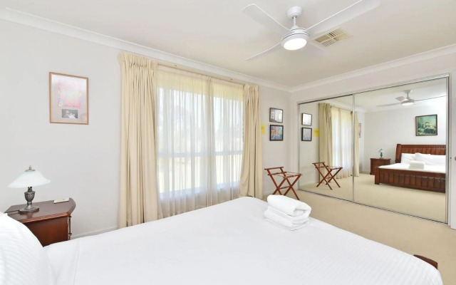 Noble Willow Estate Lovedale. Super Spacious, with views and pool