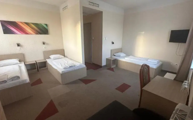 FREE PARKING, FREE BREAKFAST, only 15 minutes to City Center