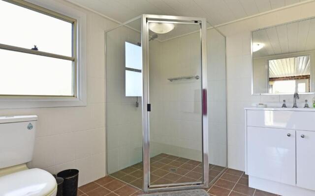 Noble Willow Studio Lovedale. Spacious, with views and pool