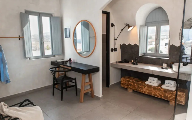 Almyra Oia Suites