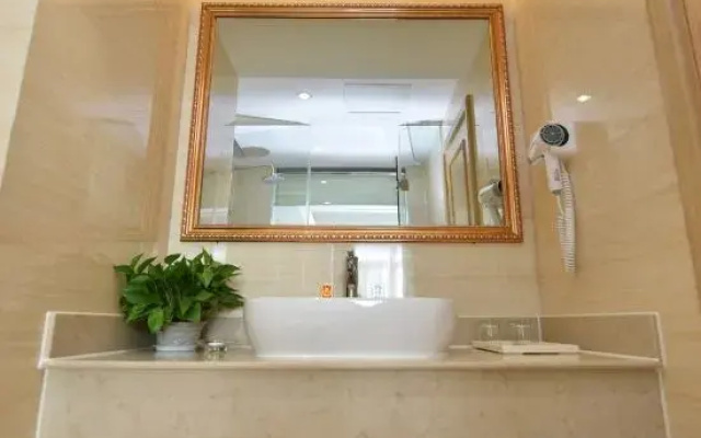Vienna Hotel (Shou County Jingrun Central City)