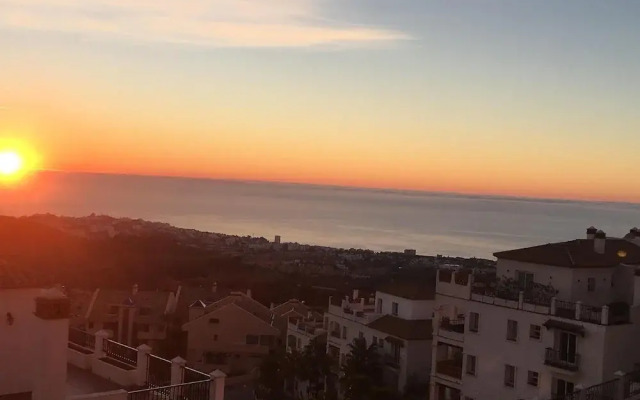 Pool Apt Calahonda 2 With Sea View