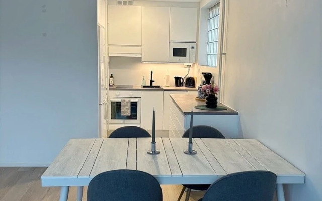 Central 1BR Apartment with Free Parking