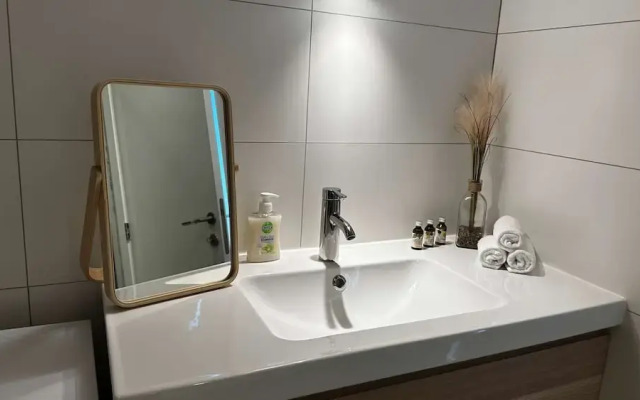 Luxury 1BR Near Fashion District by Oneluxstay