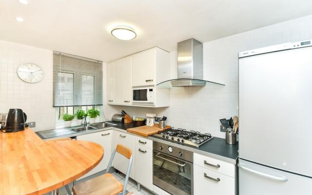 Modern 4 Bedroom Terraced House by the Thames!