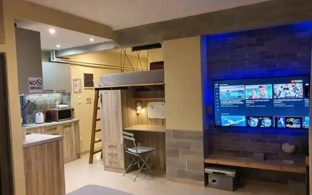 Athens Cozy Studio 30 Sq m semi basement