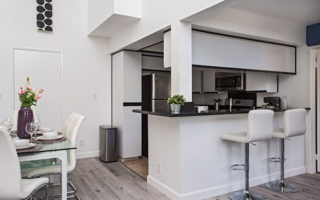 Luxurious 2BD & Den Hollywood Apartment