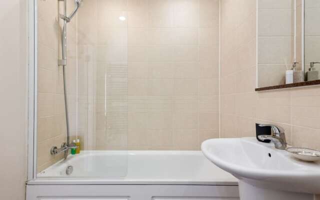 Chic 1 BDR W/balcony in Greenwich, 7mins to st