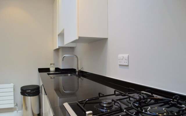 2 Bedroom Maisonette House Close To Hyde Park