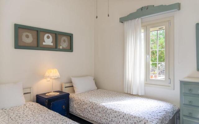 Bougainvillea House in Crete