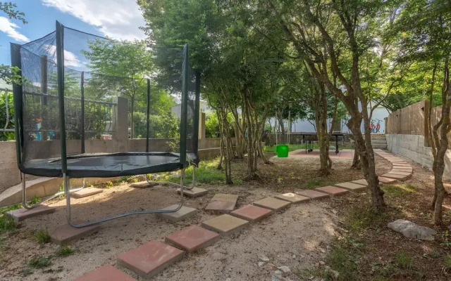 Sunny Escape Holiday Home Dicmo With Pool and Gym