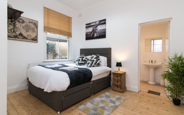 Modern Apartment With Private hot tub & Parking