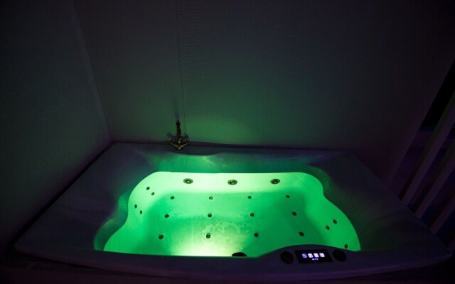 IO Luxury Pool & Hot Tub Suites