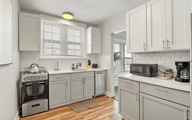 Chic 2BR Apt in Skokie - Elm 3A