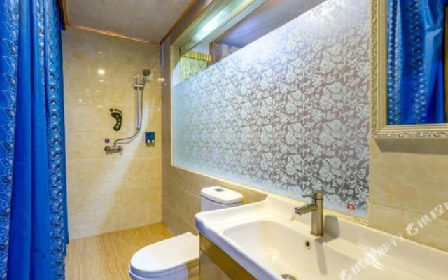 Longhua Business Hotel