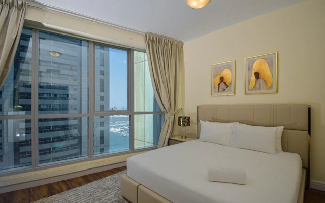 Experience Luxurious Sky High Marina Living