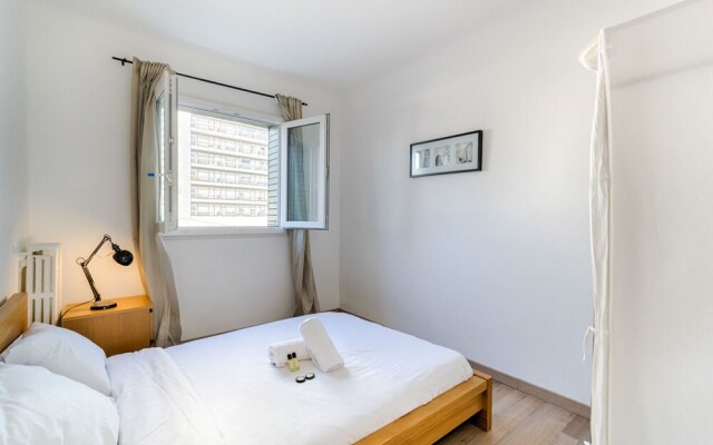 Prado - Velodrome : 2-bedroom Flat With Carpark